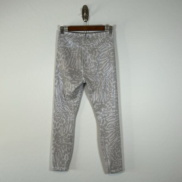 Good American Essentials Leopard Foil Crop Leggings size 8 - Picture 7 of 13